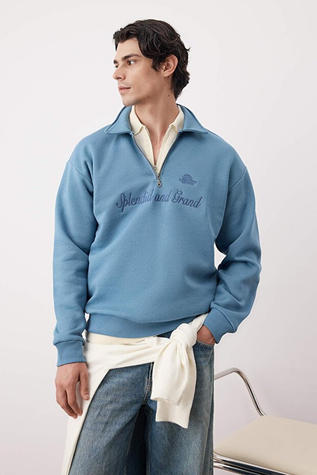 Mavi Yeni Oversize/Geniş Kesim Polo Yaka Slogan Nakışlı İçi Şardonlu Sweatshirt TMNAW26SW00011 - 2