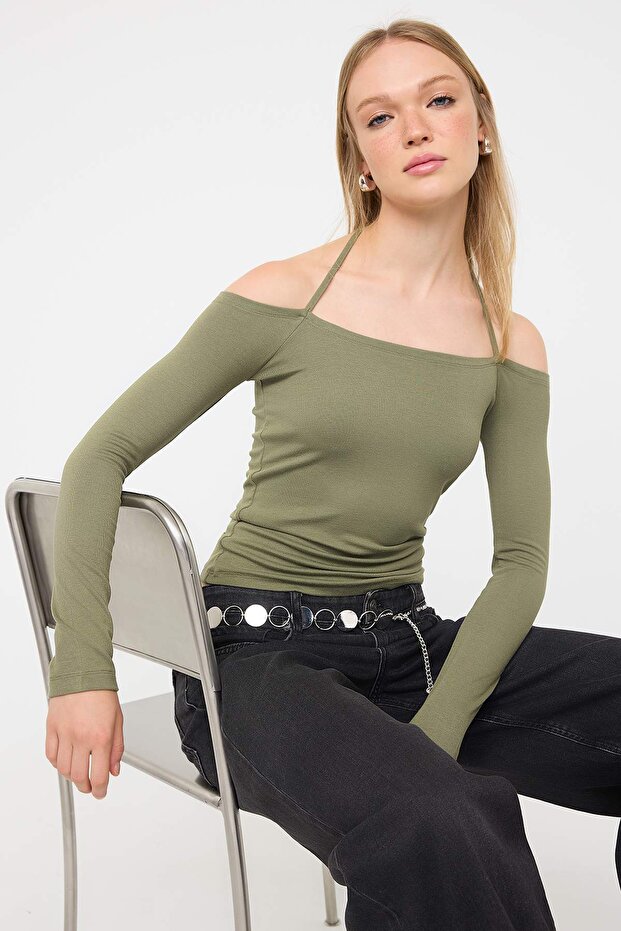 Haki Carmen Yaka Bağlama Detaylı Fitted/Vücuda Oturan Örme Bluz TWOAW26BZ00097