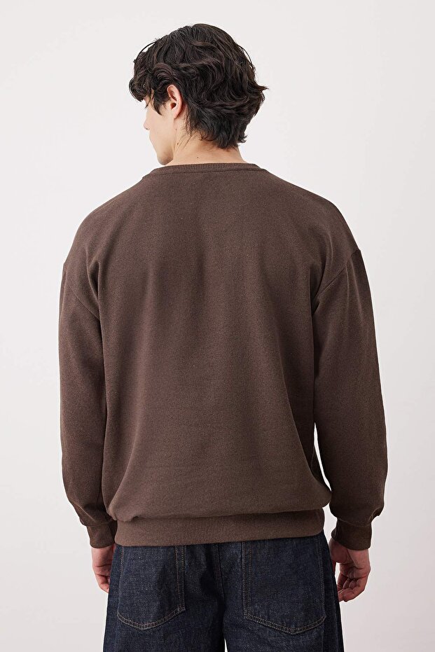 Kahverengi Oversize/Geniş Kesim Uzun Kol Yazı Nakışlı Sweatshirt TMNAW24SW00164 - 4