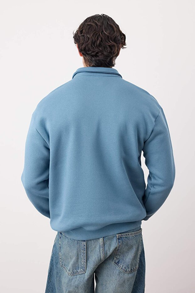 Mavi Yeni Oversize/Geniş Kesim Polo Yaka Slogan Nakışlı İçi Şardonlu Sweatshirt TMNAW26SW00011 - 4