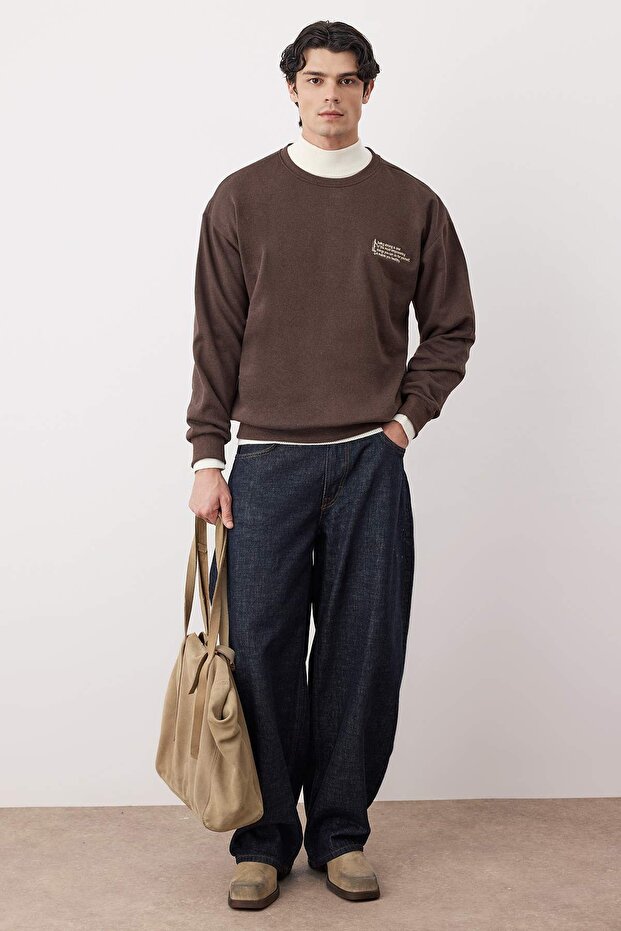 Kahverengi Oversize/Geniş Kesim Uzun Kol Yazı Nakışlı Sweatshirt TMNAW24SW00164 - 1