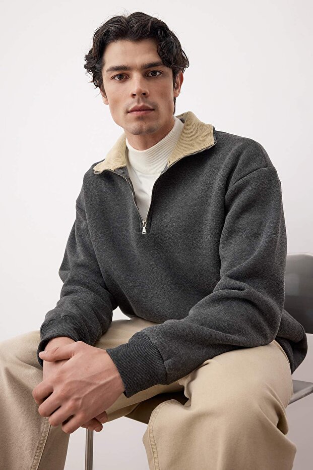 Antrasit Yaka Detaylı Dik Yaka Yeni Oversize/Geniş Kesim İçi Polarlı Sweatshirt TMNAW26SW00003 - 2
