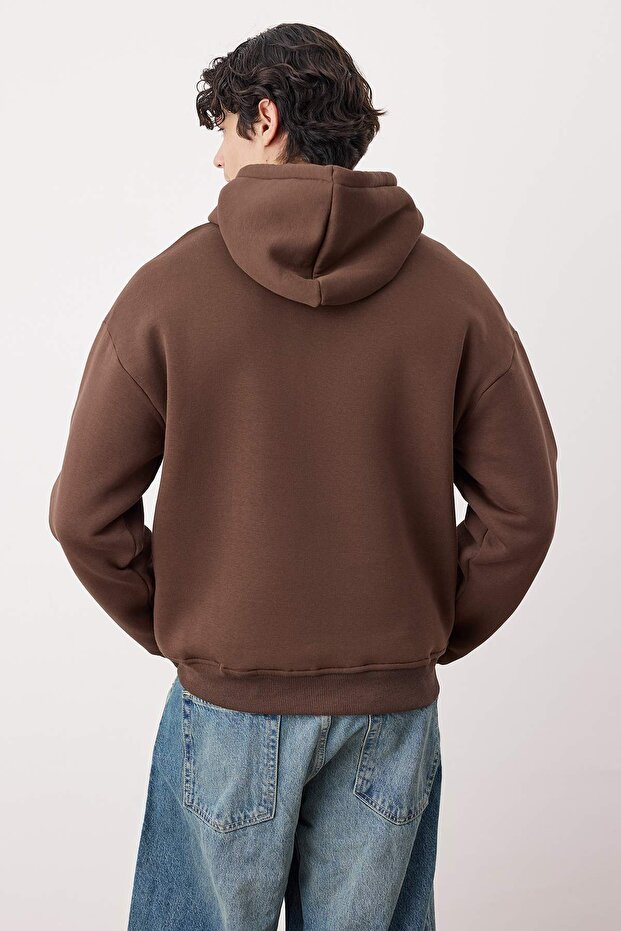 Koyu Kahverengi Oversize/Geniş Kesim Kapüşonlu İçi Polarlı Kaplan Nakışlı Sweatshirt TMNAW24SW00018 - 5