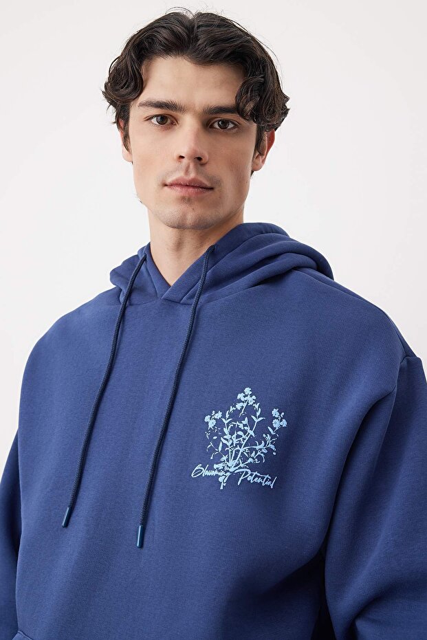 Lacivert Oversize/Geniş Kesim Kapüşonlu Baskılı İçi Polar/Sıcak Tutan Sweatshirt TMNAW24SW00100 - 3