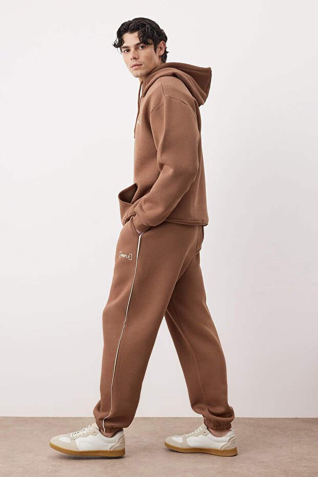 Açık Kahve Oversize/Geniş Kesim Kapüşonlu Nakışlı İçi Polar Sweatshirt Eşofman Takım TMNAW24EM00000 - 2