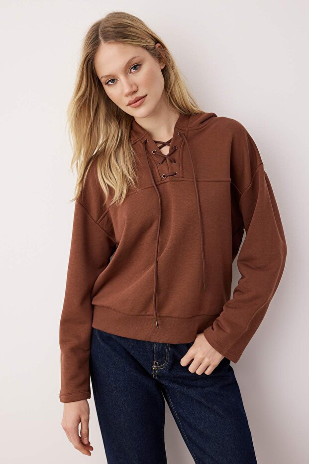 Kahverengi Bağlama Detaylı Oversize/Geniş Kalıp Örme Sweatshirt TWOAW26SW00053 - 2