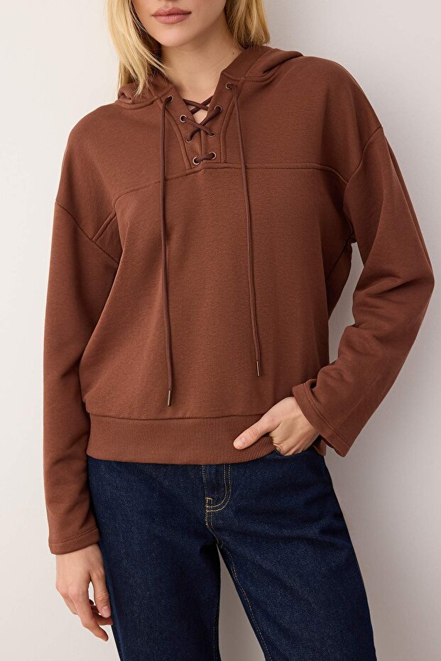 Kahverengi Bağlama Detaylı Oversize/Geniş Kalıp Örme Sweatshirt TWOAW26SW00053 - 3