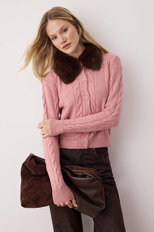 Pembe Crop Kürk Detaylı Fitted/Vücudu Saran Triko Hırka TWOAW26HI00048