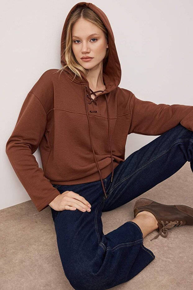 Kahverengi Bağlama Detaylı Oversize/Geniş Kalıp Örme Sweatshirt TWOAW26SW00053 - 1