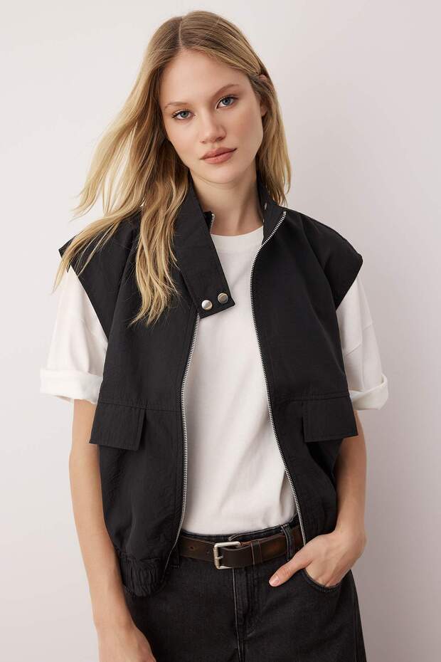 Siyah Oversize Kalıp Fermuarlı İnce YelekTWOAW26YE00022 - 2