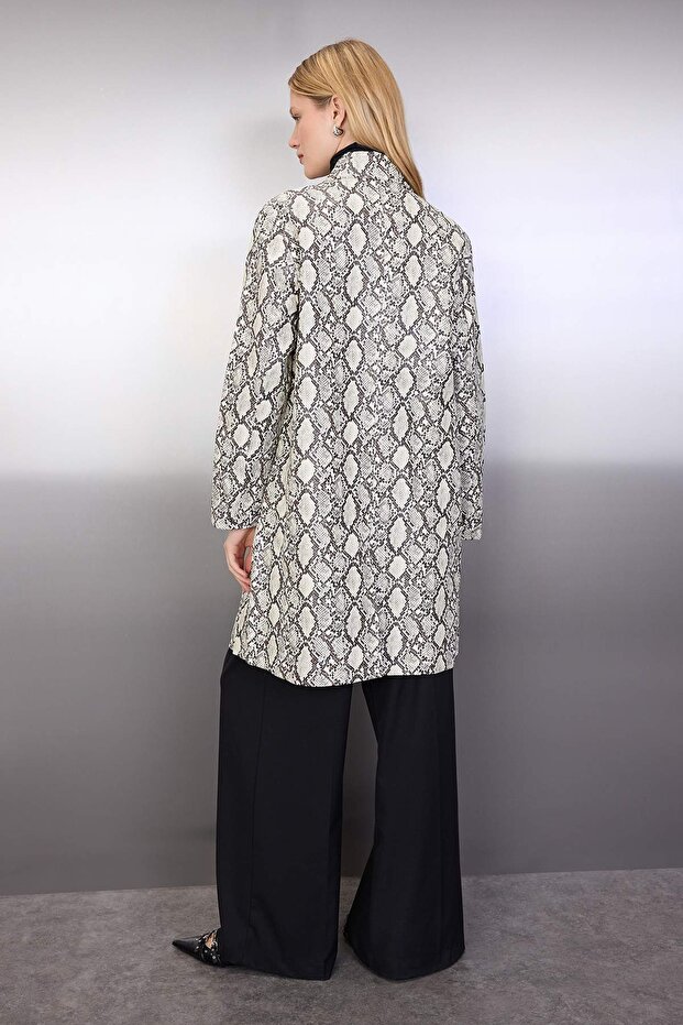 Çok Renkli Yılan Desenli Suni Deri Mono Kapama Oversize Uzun Trençkot TWOAW26TR00003 - 5
