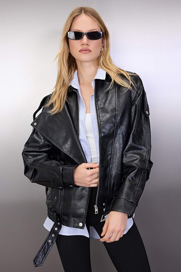 Siyah Regular Kalıp Suni Deri Parlak Biker İnce Ceket Mont TWOAW26MO00064 - 1
