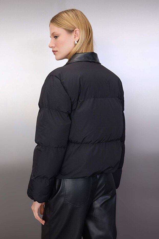Siyah Oversize Kalıp Yakası Suni Deri Detaylı Şişme Mont TWOAW26MO00140 - 6