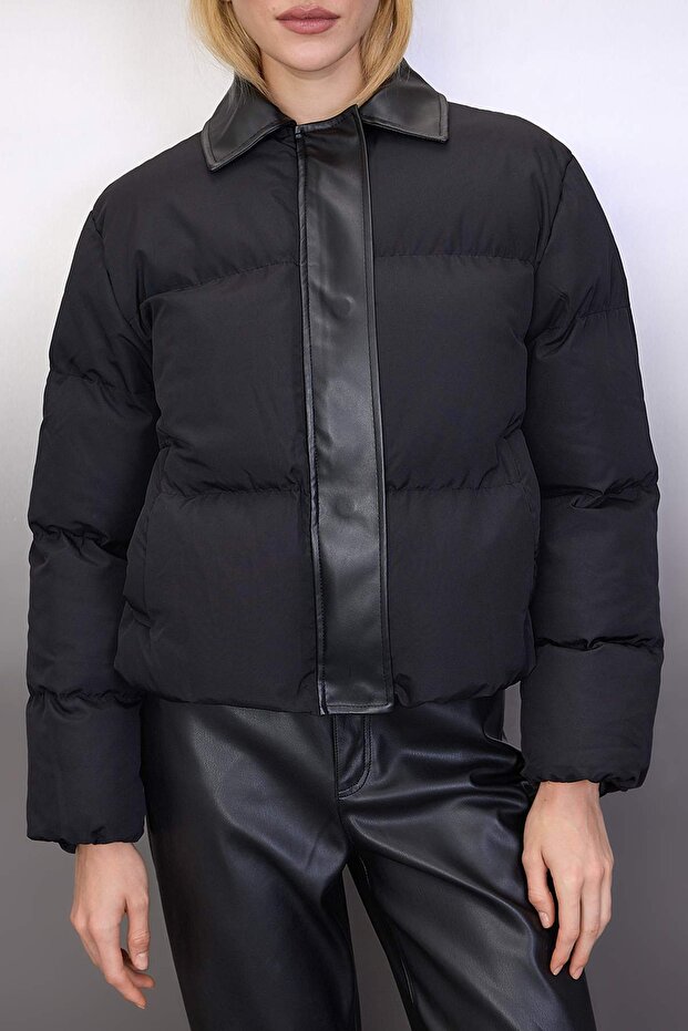 Siyah Oversize Kalıp Yakası Suni Deri Detaylı Şişme Mont TWOAW26MO00140 - 5