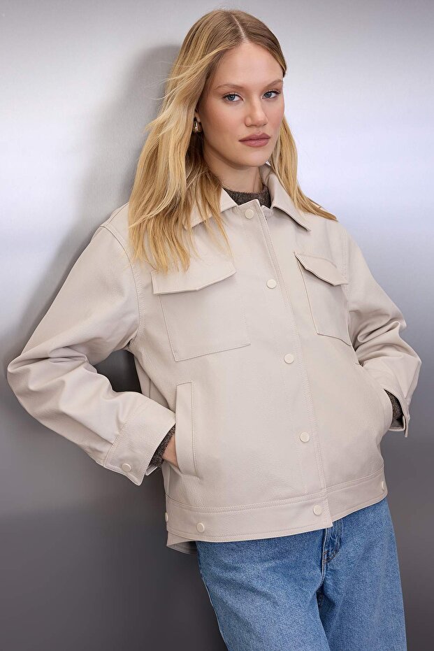 Ekru Oversize Kalıp Etek Ucu Çıkarılabilir Suni Deri İnce Ceket Mont TWOAW26MO00068 - 1