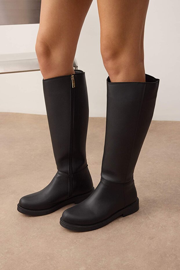 Dámské krátké černé kozačky na plochém podpatku – na zip Takaw25Cz00000 - 2