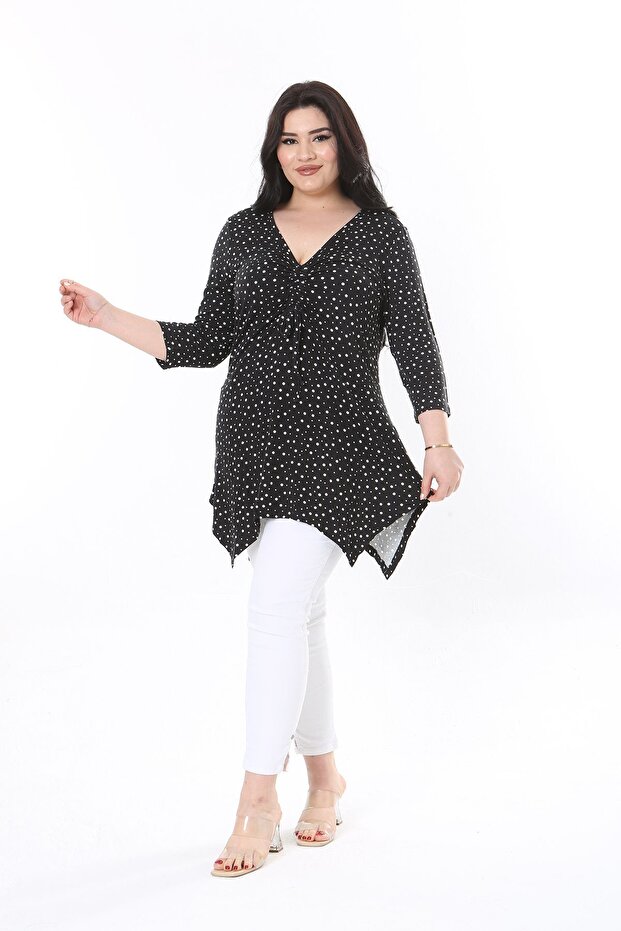 Nagy méretű, fekete pont mintás Capri blúz húzózsinóros mellkassal - 65N37949 - 1