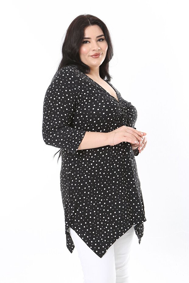 Nagy méretű, fekete pont mintás Capri blúz húzózsinóros mellkassal - 65N37949 - 7