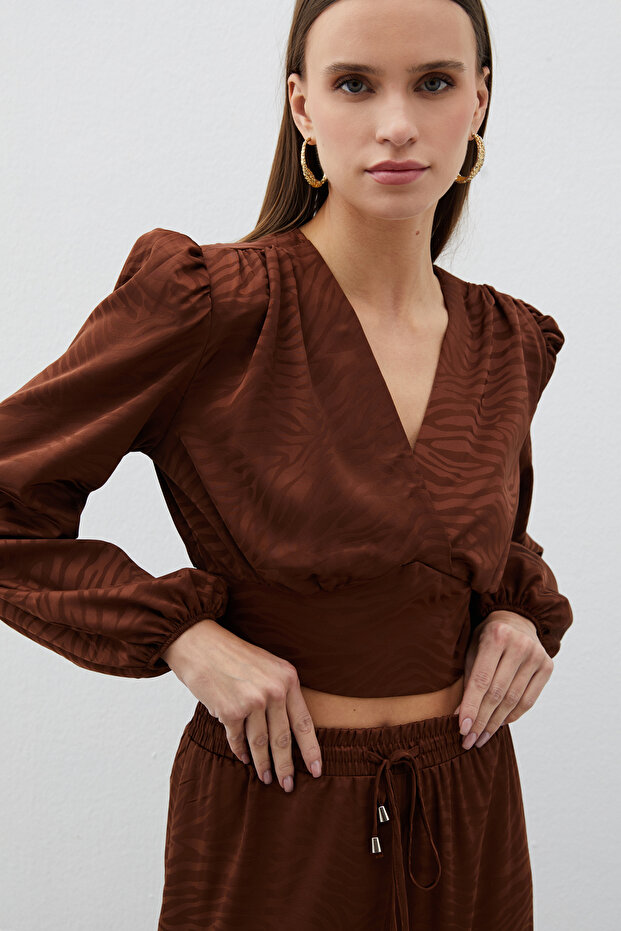 بلوزة ساتان مزدوجة الصدر منقوشة - بني - 5