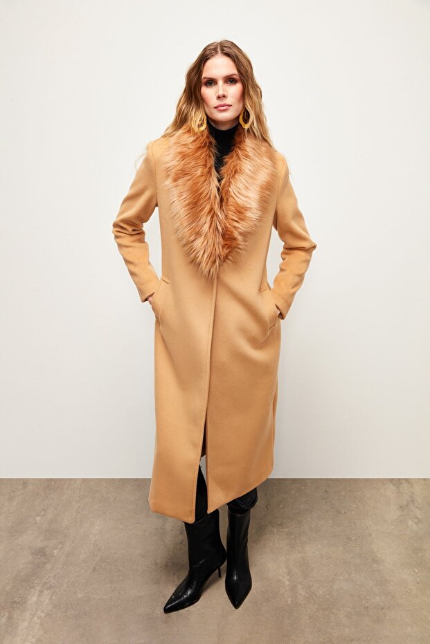 معطف طويل بياقة فرو - لون جملي - 5