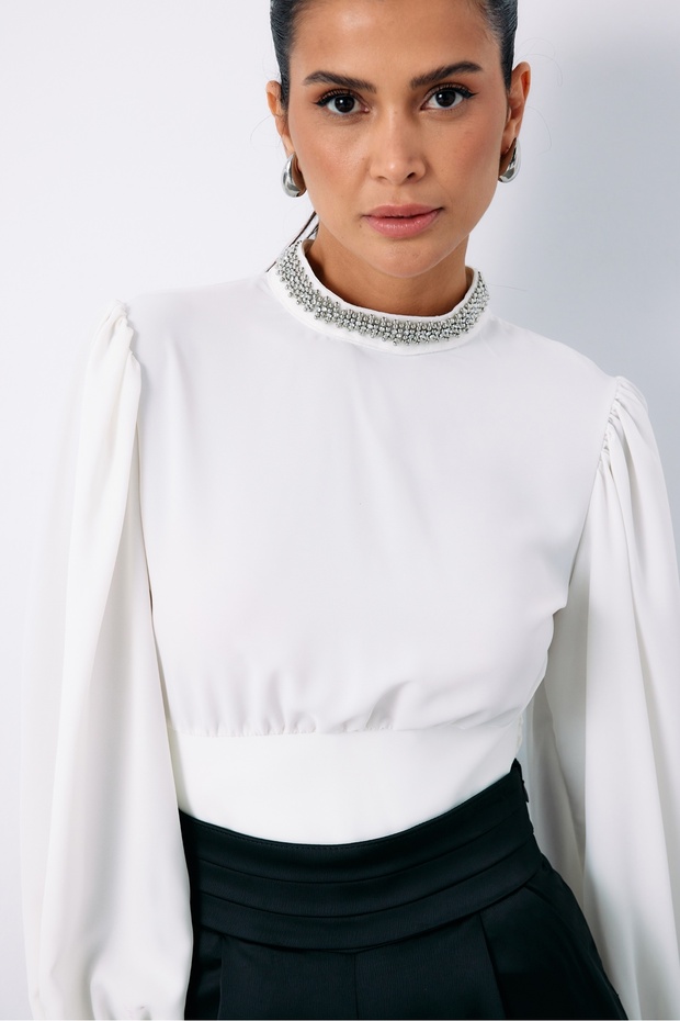 بلوزة إكسسوارات بياقة - إكرو - 5