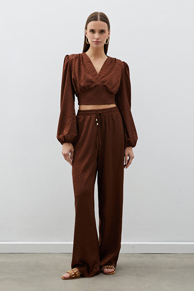 بلوزة ساتان مزدوجة الصدر منقوشة - بني - 3