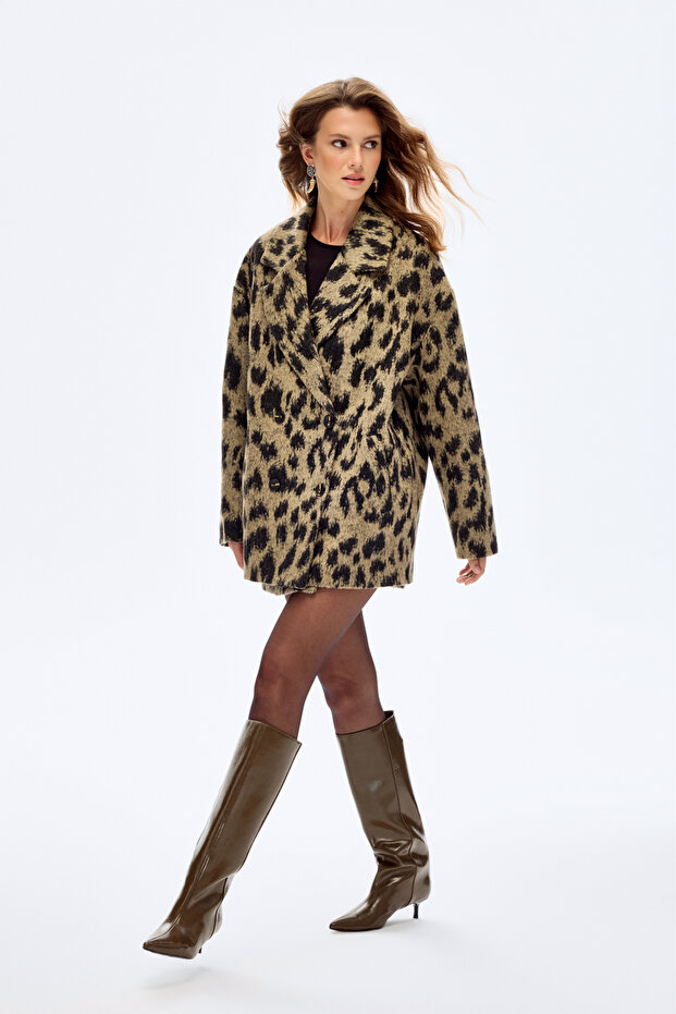 معطف كبير الحجم بنقشة الفهد ذو أزرار مزدوجة باللون البيج - 4