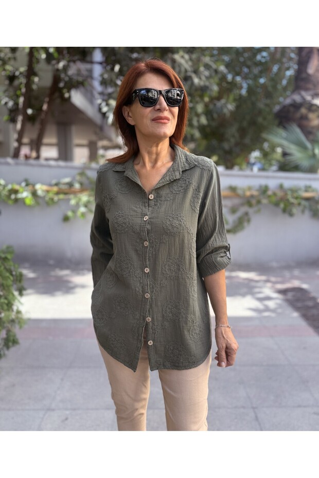 قميص بتصميم مطرز باللون الكاكي - 1
