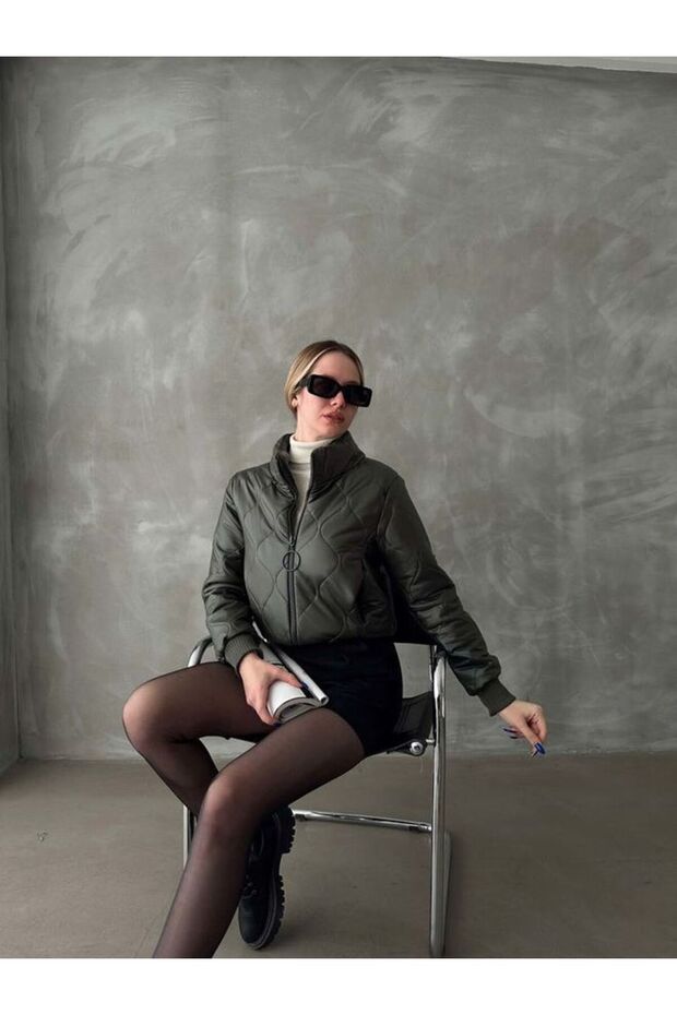 سترة قابلة للنفخ بسحاب باللون الكاكي - 3