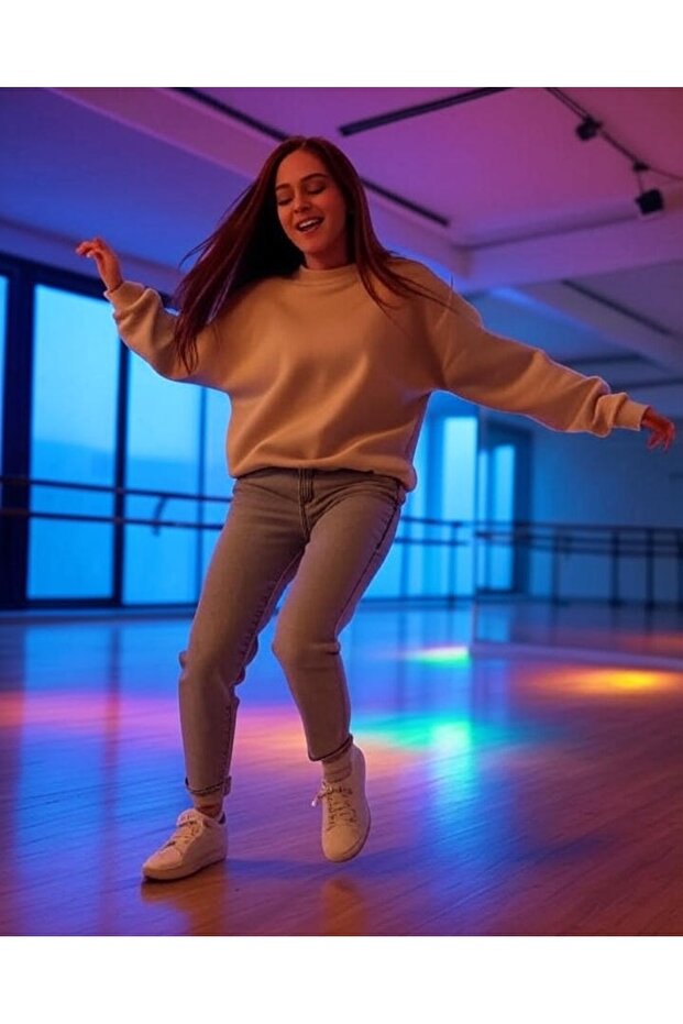 سويت شيرت أساسي بياقة دائرية باللون البيج - 4