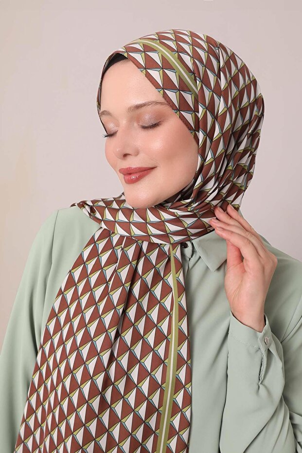 شال نادي بنمط مثلث بني - 2