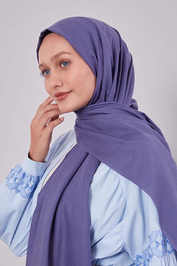 شال تينسل سادة باللون الأزرق الداكن