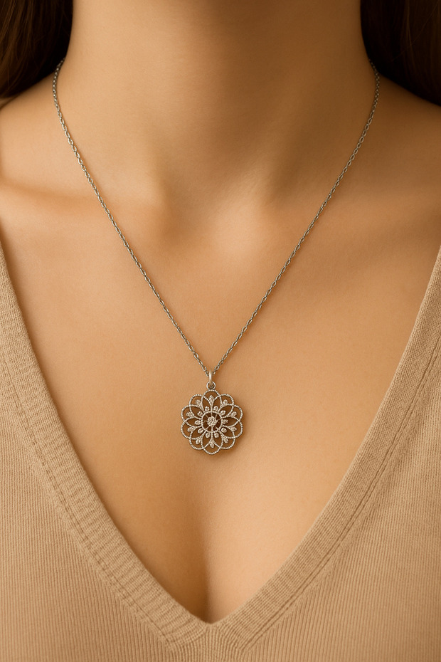 Stylish and Aesthetic Zircon Necklace