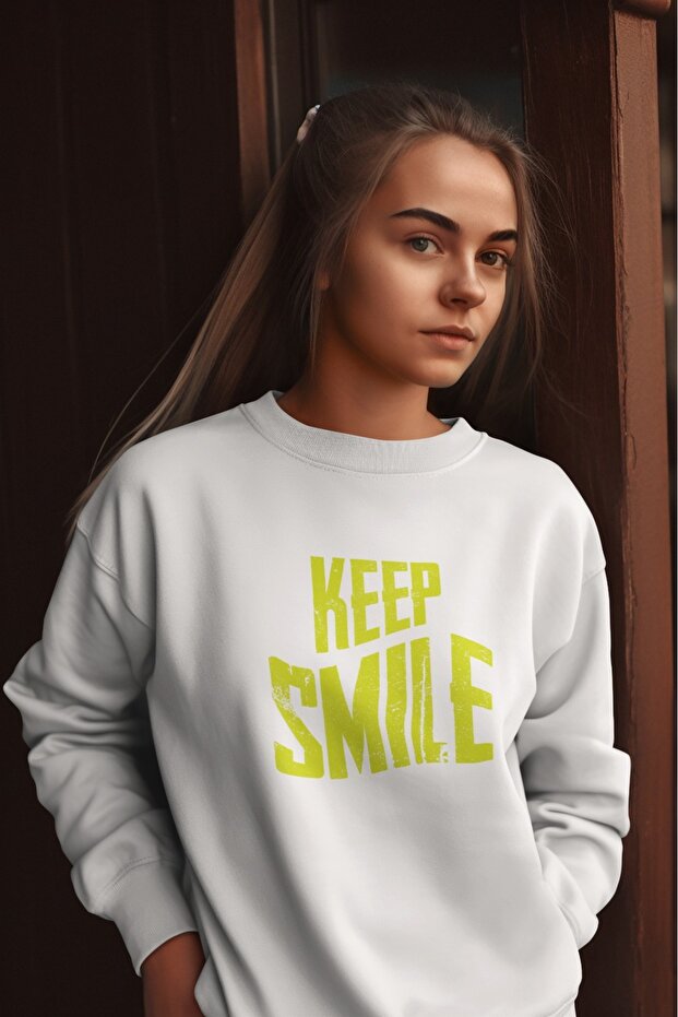 سترة KEEP SMILE ذات ياقة دائرية مطبوعة بألوان متعددة