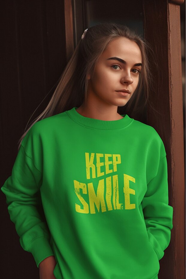 سترة KEEP SMILE ذات ياقة دائرية مطبوعة بألوان متعددة