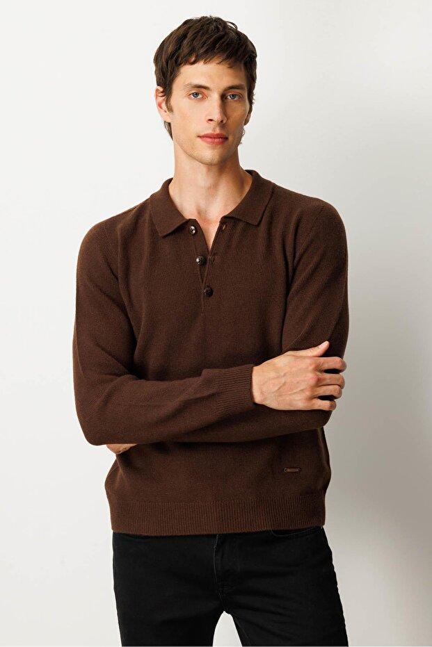 سترة صوفية أساسية للرجال بياقة بولو باللون البني الداكن - 2