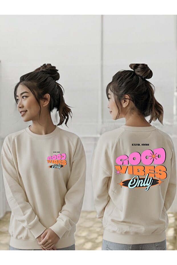 سويت شيرت برقبة دائرية وأكمام طويلة للجنسين مطبوع عليه Good Vibes