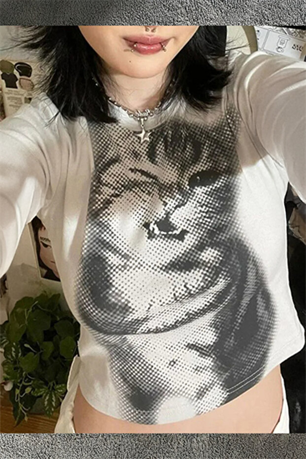 قميص أبيض قصير الأكمام على الطراز القوطي Y2K من White Baby Cat