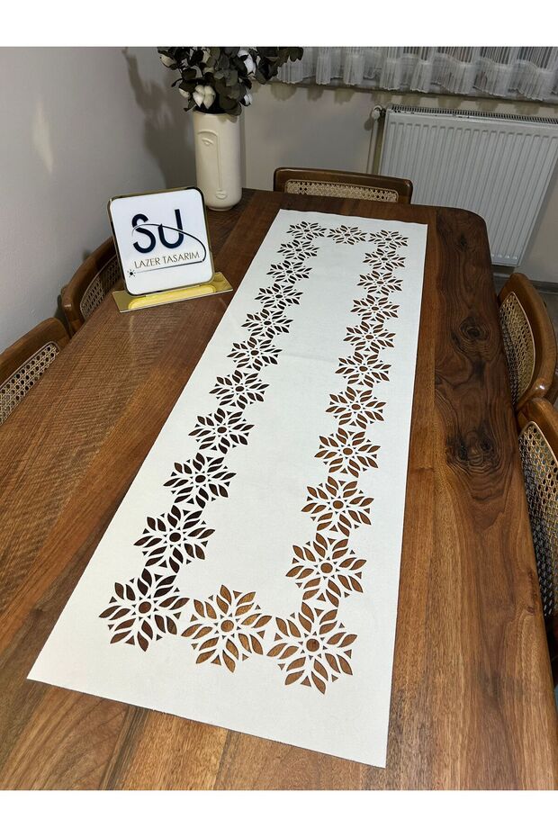 سجادة مستطيلة مزخرفة بالزهور باللون الأبيض الفاتح - 2