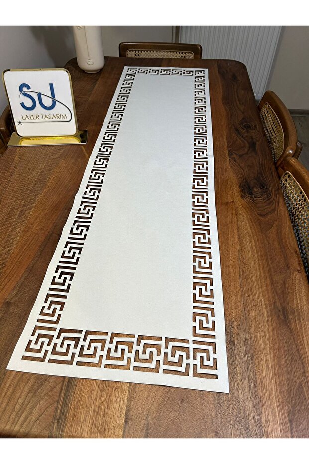 مفرش طاولة منقوش بلون أبيض ناصع - 1