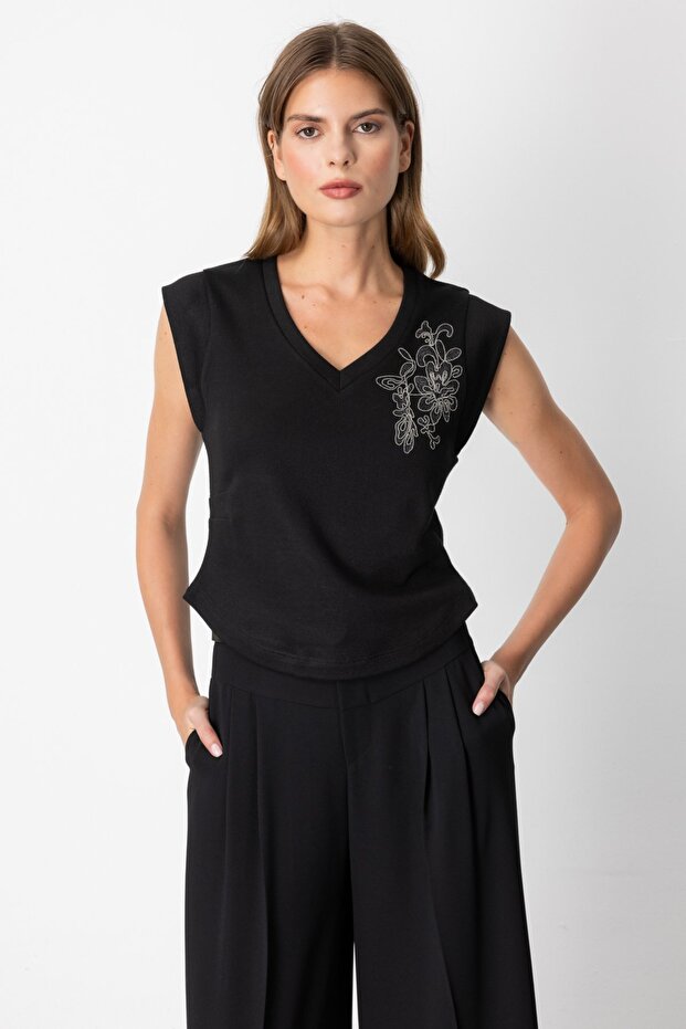 V Yaka İşlemeli Bluz - 1