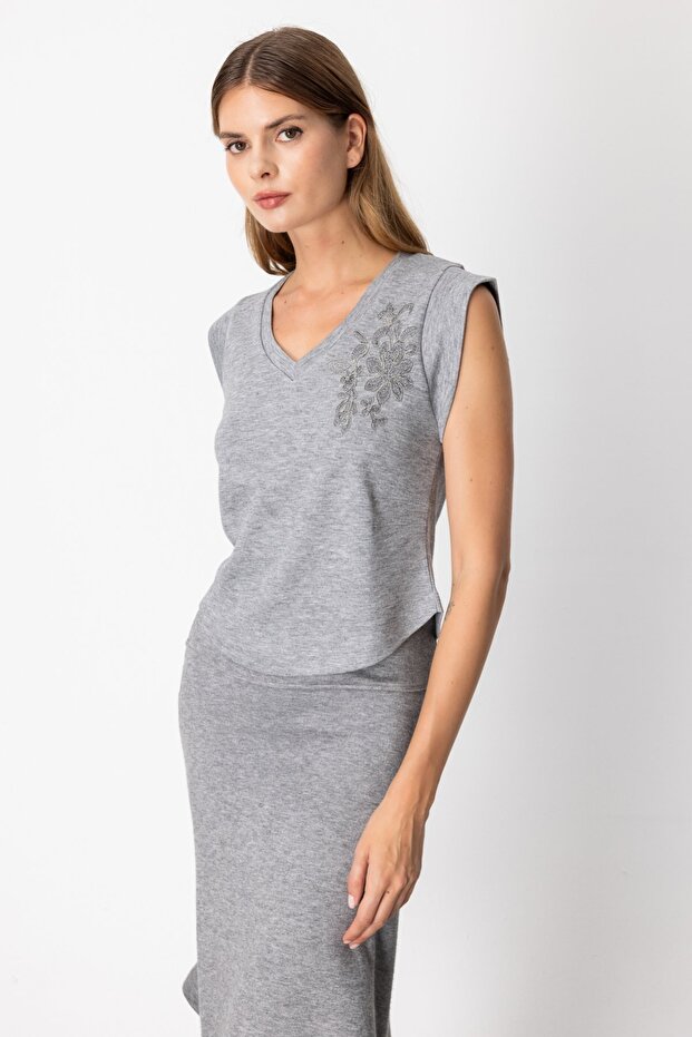 V Yaka İşlemeli Bluz - 2