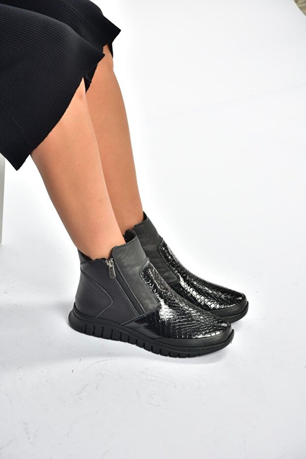V555709303 Black Genuine Leather Crocodile Printed Women's Boots