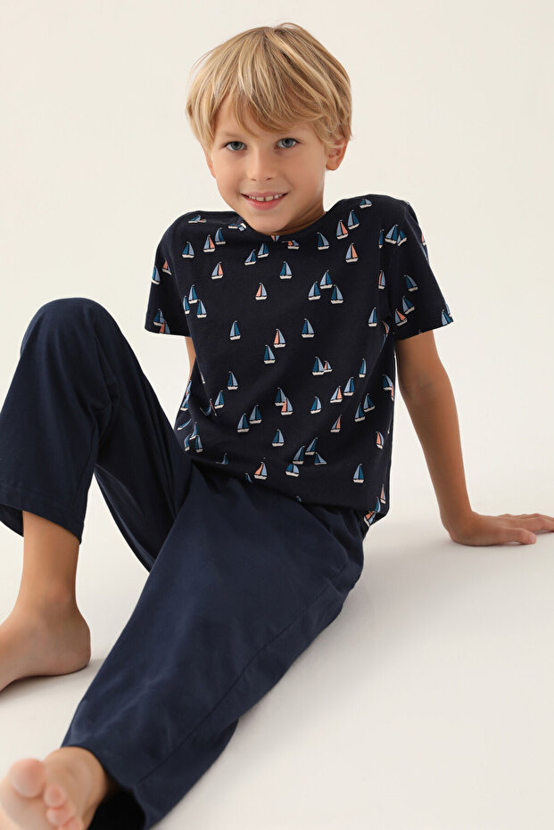 طقم بيجامة للأولاد باللون الأزرق الداكن - 2
