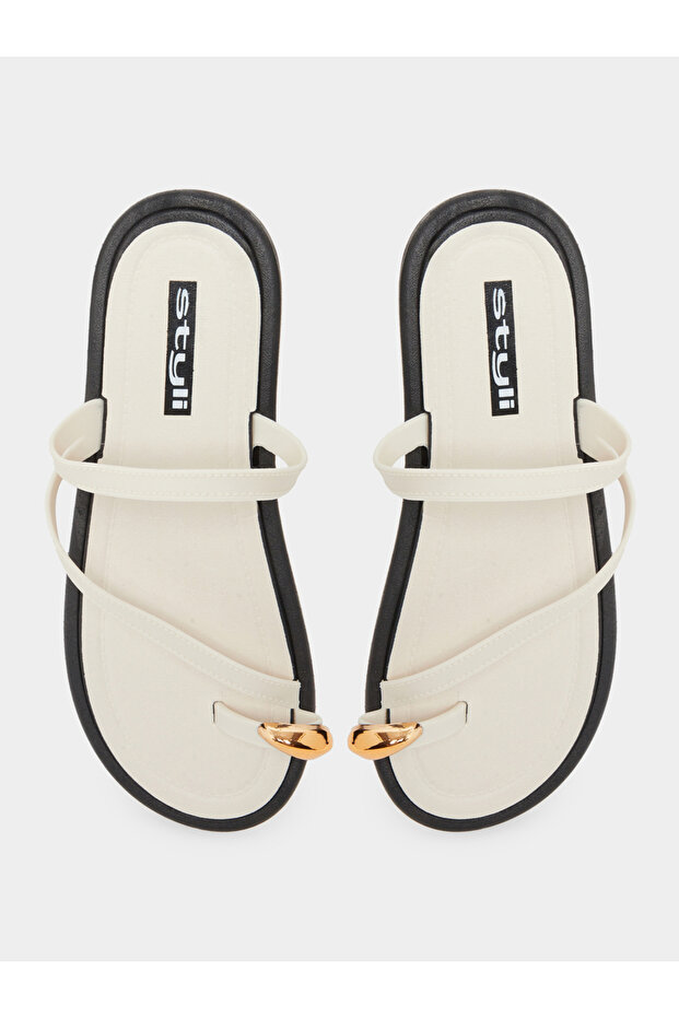 صندل مسطح بحلقة أصابع بيضاء - 5