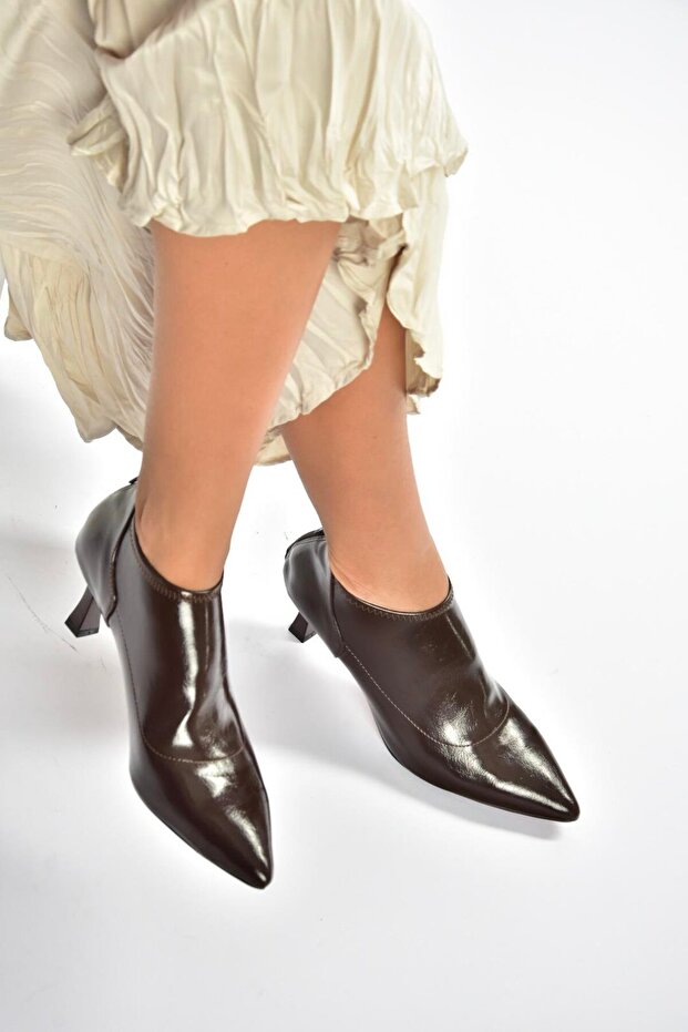 V676523608 Brown Patent Leather Thick Heeled Women's Shoes