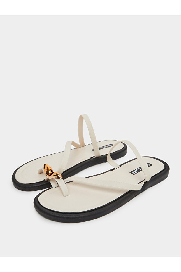 صندل مسطح بحلقة أصابع بيضاء - 2