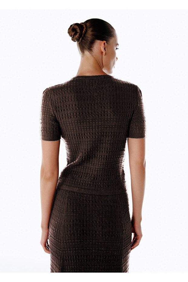 بلوزة تريكو باللون البني الداكن مع أزرار للإغلاق - 5