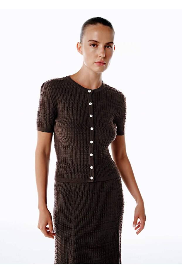 بلوزة تريكو باللون البني الداكن مع أزرار للإغلاق - 3