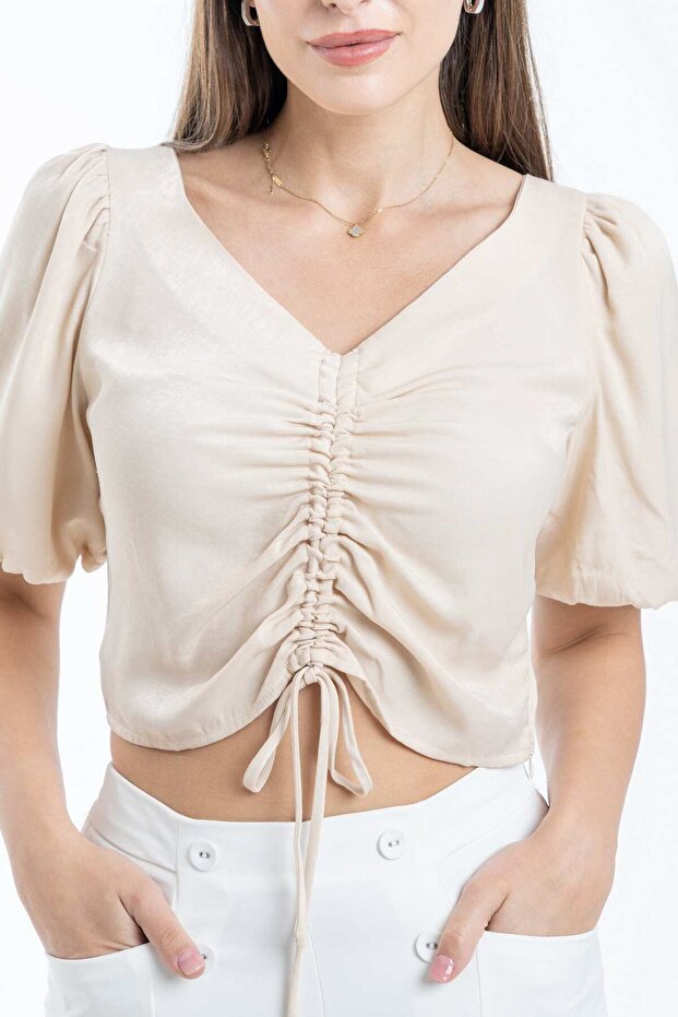 بلوزة قصيرة سادة بفتحة صدر على شكل قلب - 1